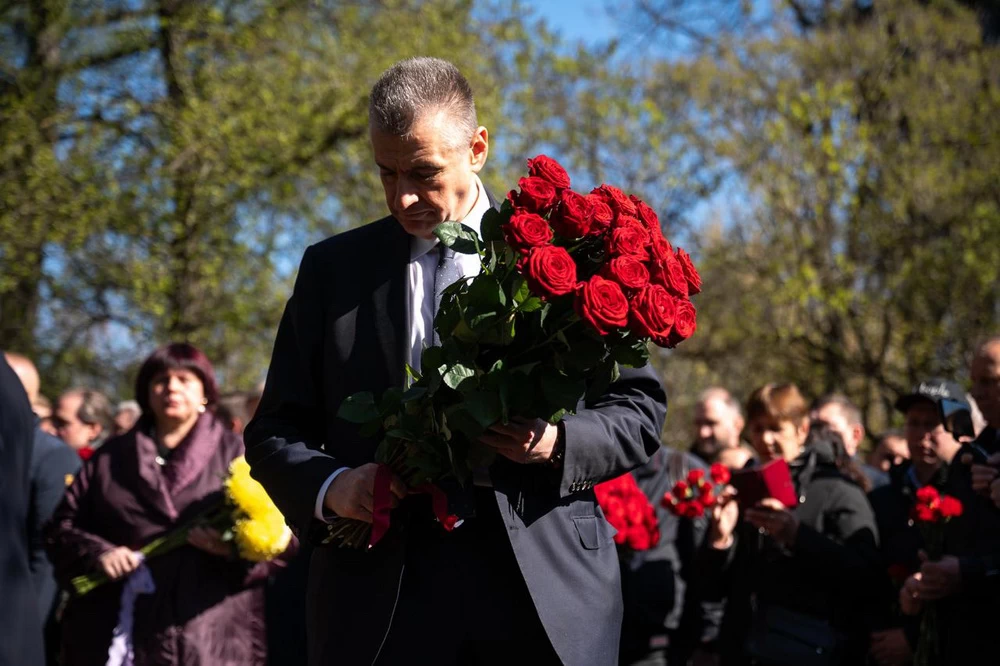 Возложение цветов к могиле Основателя партии Владимира Жириновского на Новодевичьем кладбище 25 апреля 2026 года